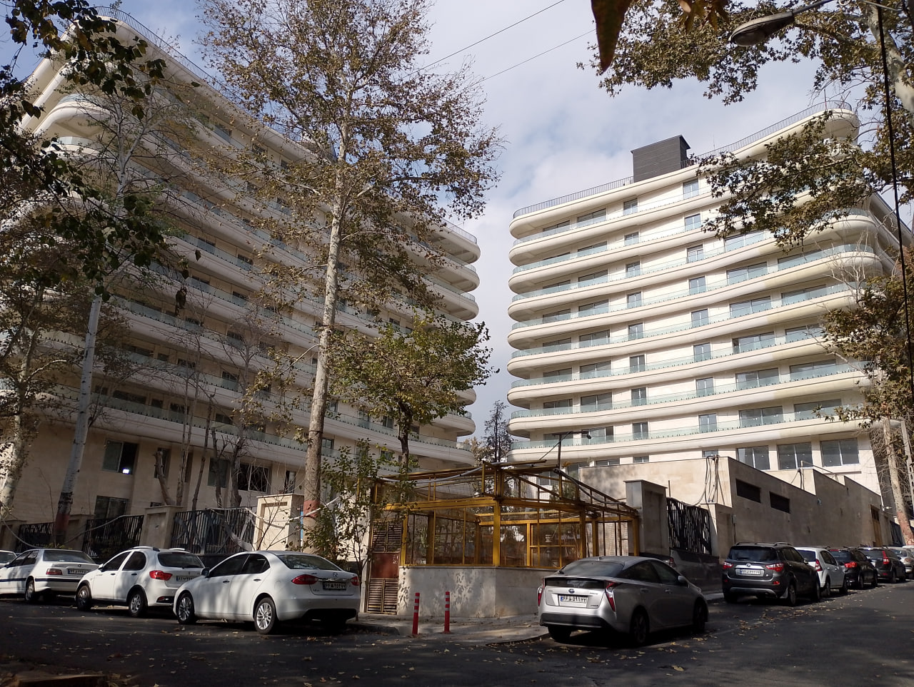 ساختمانی دو نبش و زیبا در شمال تهران که همچنان آپارتمانهای آن خالیست. ساختمانی دو نبش و زیبا در شمال تهران که همچنان آپارتمانهای آن خالیست.