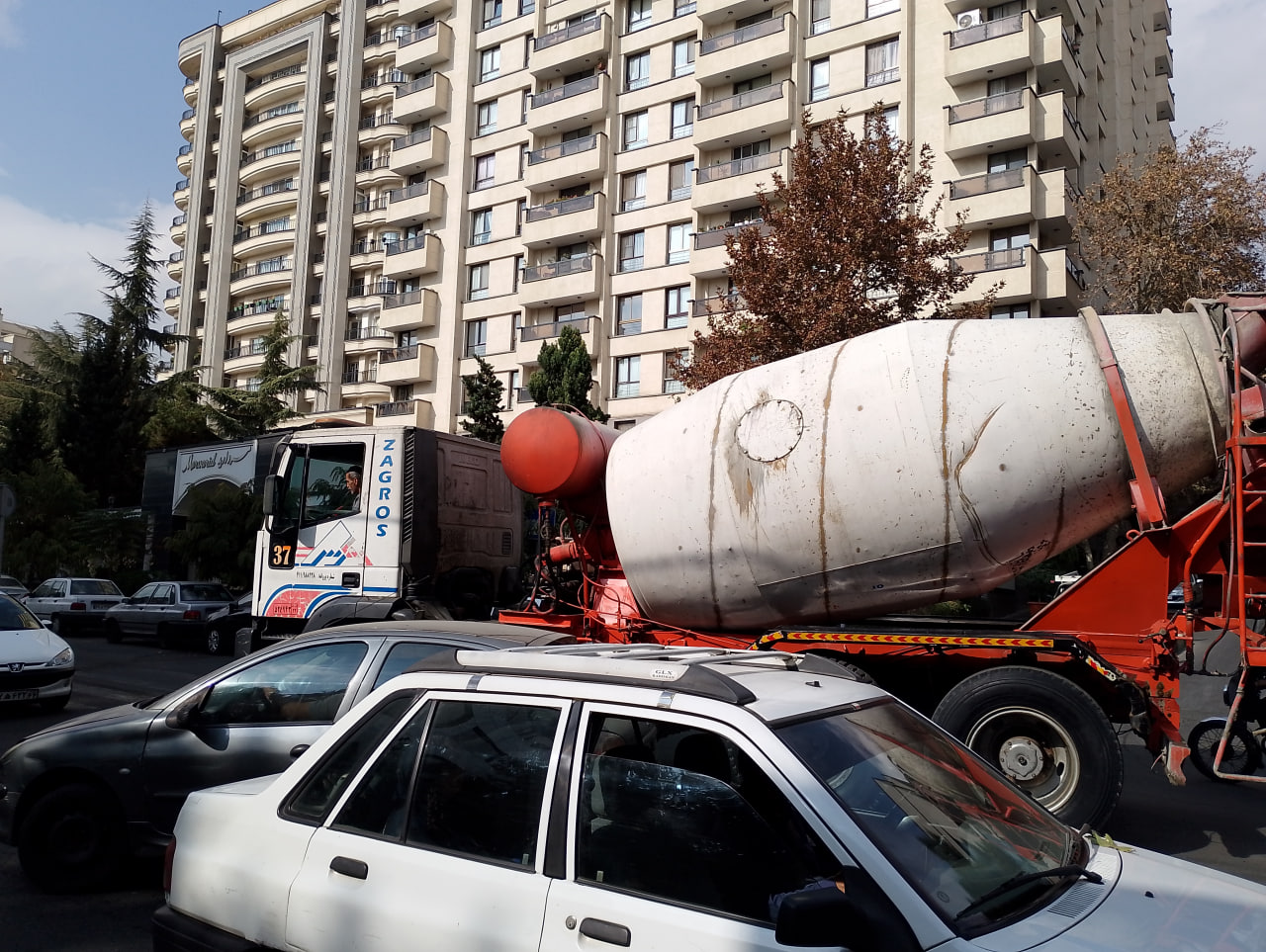 کامیون میکسر بتن در حال عبور در سطح شهر. این دستگاه با دیگ چرخان خود بتن را آماده نگاه میدارد. کامیون میکسر بتن در حال عبور در سطح شهر. این دستگاه با دیگ چرخان خود بتن را آماده نگاه میدارد.
